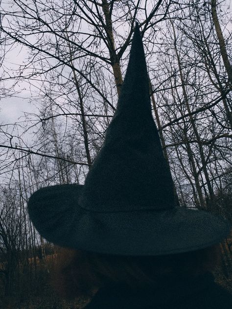 Witch Hat Aesthetic, The Witches Of Oz, Autumn Witch, Samhain Halloween, Hat Aesthetic, Dark And Twisty, Witchy Aesthetic, Dnd 5e Homebrew, Season Of The Witch