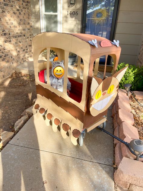 DIY Catbus and Totoro kids Halloween costume. Cardbord Catbus fits over wagon. Totoro Trunk Or Treat, Studio Ghibli Trunk Or Treat, Halloween Totoro, My Neighbor Totoro Costume, Diy Totoro Costume, Totoro Family Costume, My Neighbor Totoro Party, Catbus Totoro, Totoro Costume