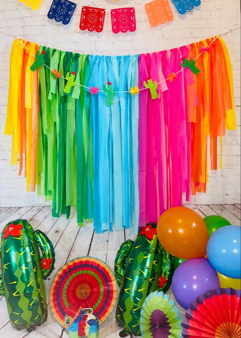 Plastic Tablecloth Backdrop, Crepe Paper Backdrop, Tablecloth Backdrop, Streamer Backdrop, Birthday Bbq, Summer Party Decorations, Fiesta Birthday Party, Fringe Backdrops, Diy Event