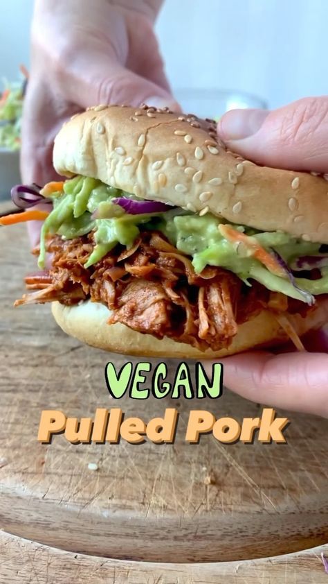 that.veganbabe on Instagram: Vegan Jackfruit Pulled Pork 😍 Ingredients: 1 small onion 1 clove garlic 2 cans of jackfruit (no brine) 1 tbsp chilli powder 1 tbsp smoked… Jackfruit Pulled Pork, Vegan Jackfruit, Chilli Powder, Pulled Pork, Plant Based Recipes, Garlic Cloves, Plant Based, Garlic, Audio