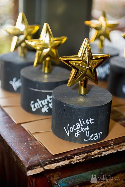 Country Music Awards Karaoke Party                                                                                                                                                                                 More Karaoke Party Favors, Karaoke Night Ideas, Music Party Ideas, Fun Centerpieces, Cruiser Ship, Bolo Musical, Pop Star Party, Deco Cinema, Lila Party