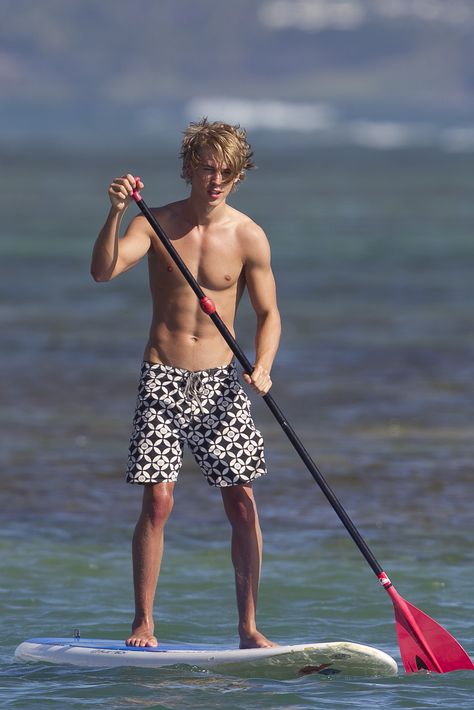 Austin Robert Butler Austin Butler Shirtless, Hot Surfers, Surfer Guys, Sup Stand Up Paddle, George Mackay, Pool Boy, Austin Butler, Athletic Men, Beach Pool