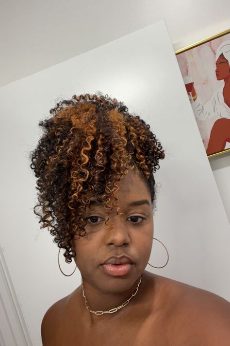 Curly Pineapple Updo, Pineapple Bun Curly Hair, Curly Hair Pineapple, Pineapple Ponytail, Hair Pineapple, Pineapple Hairstyle, Partial Highlights, Wash N Go, Colored Curly Hair