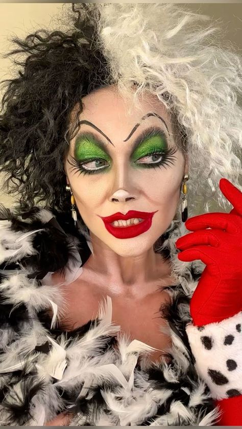 Disney Villains Makeup Ideas, Cruella Makeup Looks, Cruella Face Paint, Cartoon Characters Makeup, Cruella Halloween Makeup, Disney Villian Makeup, Cruelly Devil Makeup, Disney Characters Makeup, Cruella Makeup Halloween