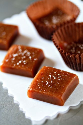 Totally going to make this (but also covered in chocolate) - Vanilla bean caramels with Fleur de sel. Chocolate Caramels Recipe, Caramels Recipe, Microwave Caramels, Caramel Recipe, Caramel Candy, Salted Chocolate, Caramel Recipes, Homemade Caramel, White Plate