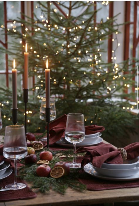 Fancy Christmas Table Setting, Dark Holiday Aesthetic, Dark Moody Christmas, Holiday Table Settings Christmas, Vintage Christmas Table Settings, Christmas Dinner Setting, Christmas Dinner Set, Table For Christmas, Christmas Tips