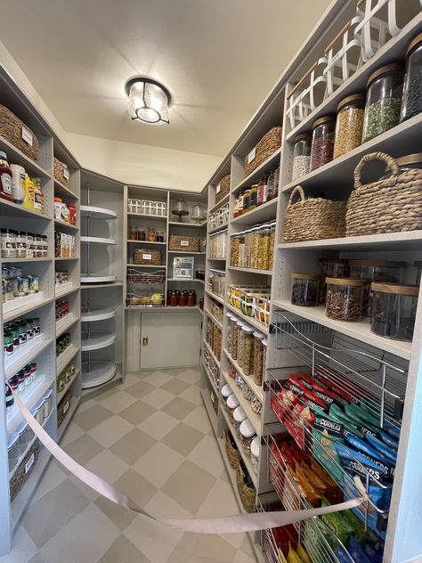 Big Organized Pantry, Big Pantry Ideas, Big Pantry, Dream Pantry, Apartment Decorating Living, Pantry Room, Desain Pantry, Food Pantry Organizing, Pantry Remodel