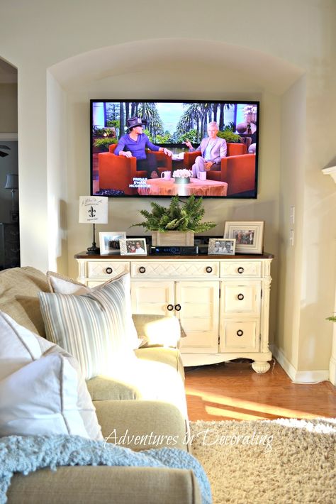 Painted buffet or dresser as media cabinet under tv in a traditional "tv nook" via Adventures in Decorating: The Domino Effect Dresser Under Tv, Decor Under Tv, Tv Dresser, Tv Tables, Tv Bedroom, Dresser Styling, Tv Nook, Elegant Apartment, Under Tv