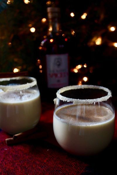 Eggnog With Alcohol, Eggnog Recipe With Alcohol, Eggnog With Rum, Alcoholic Eggnog, Baileys Drinks, Eggnog Cocktail, Spiced Eggs, Eggnog Drinks, Spiced Eggnog