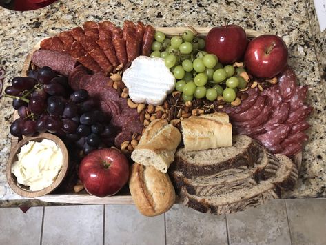 Medieval Charcuterie, Dnd Charcuterie Board, Tavern Food Ideas, Medieval Charcuterie Board, Dnd Dinner Party, Hobbit Charcuterie Board, D&d Themed Food, Dnd Party Food, Dnd Meals