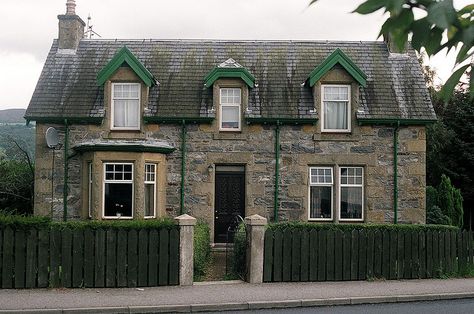 a very traditional Scottish house Scottish Stone House, Scottish Architecture Traditional, Scottish Traditions, Scottish Architecture, Cottages Interiors, Scottish Decor, House Scotland, Scottish Pride, Scottish House