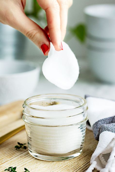 We've rounded up our favorite store-bought and homemade natural makeup removers. These gentle cleansers make removing your makeup a cinch. Diy Eye Makeup Remover, Diy Eye Makeup, Diy Makeup Remover Wipes, Makeup Remover Recipe, Eye Makeup Diy, Diy Makeup Brush Cleaner, Easy Diy Makeup, Diy Makeup Recipe, Make Up Diy