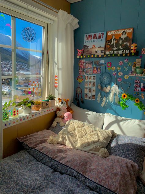 Fun Room Wall Colors, Window Sill Painting Ideas, Howl's Room Inspiration, Howl Bedroom Aesthetic, Colorful Room Ideas Aesthetic, Howls Bedroom Wallpaper, Howl's Moving Castle Room Aesthetic, Ponyo Aesthetic Room, Room Deco