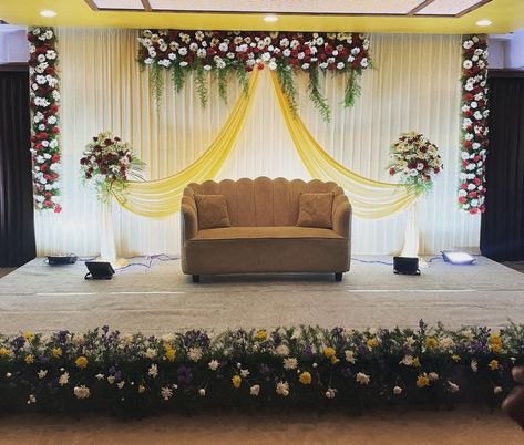 Engagement Decoration Ideas Indian, Engagement Stage Decoration Indian Simple, Hindu Marriage Decoration Stage, Ring Ceremony Stage Decoration, Engagement Background, Wedding Stage Decoration Ideas, Stage Decoration Photos, Leaf Decor Wedding, Indoor Wedding Decorations