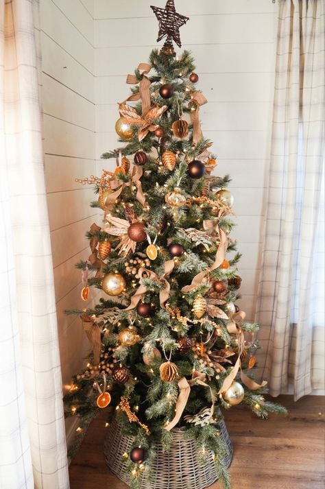 Dining Room Christmas Tree, Christmas Dining Table Decorations, Room Christmas Tree, White Table Setting, Dining Table Decorations, White Table Settings, Christmas Dining Table Decor, Christmas Dining Table, Gold Cutlery