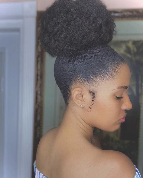 Updo Cabello Natural, Hair Bun Design, Afro Hair Bun, Quick Bun, Weave Braids, Black Hair Bun, Natural Wedding Hairstyles, Natural Hair Bun Styles, Hair Puff