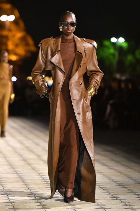 Brown Street Style, Outfit Marrone, All Brown Outfit, Yves Saint Laurent Fashion, Brown Outfits, Saint Laurent Fashion, Monochrome Fashion, Leather Jacket Outfits, Anthony Vaccarello