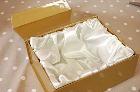 RSF packaging in one of the first class organization gives satin lined gift box. They offer the best satin lined gift boxes in US and UK.  #SatinLinedBox #SatinLinedBoxes #SatinLinedGiftBox #SatinLinedGiftBoxes #SatinLinedGiftBoxesUS #SatinLinedGiftBoxSuppliers #ThursdayThoughts #TSmural Gold Box Packaging, Satin Packaging, Give Box, Packing Box Design, Champagne Box, Luxury Box Packaging, Jewelry Packaging Design, Hamper Box, Box Window