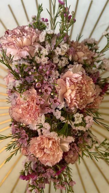 Rachel on Instagram: "Carnations ($4.99) / wax flowers ($3.99) / more wax flowers ($3.99) / even more wax flowers ($3.99) / vase ($24.99) #traderjoesflowers #diybouquet" Good Shabbos, Carnation Bouquet, Wax Flowers, Carnation Flower, Diy Bouquet, Trader Joe, Trader Joes, Flowers Bouquet, Florist