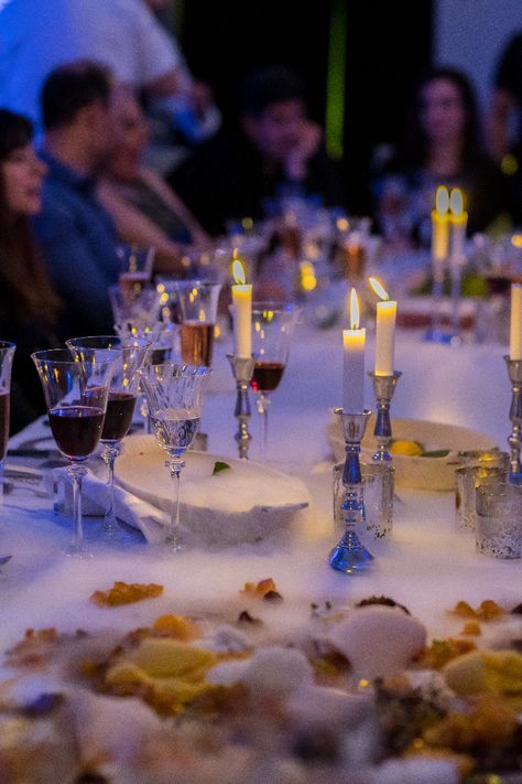 Mysterious dinner party using dry ice Dry Ice Decorations, Dry Ice Table Decor, Dry Ice Centerpieces, Dry Ice Wedding, Dinner Table Set Up, Interactive Art Installation, Old Hollywood Wedding, Ice Bars, Wine Event