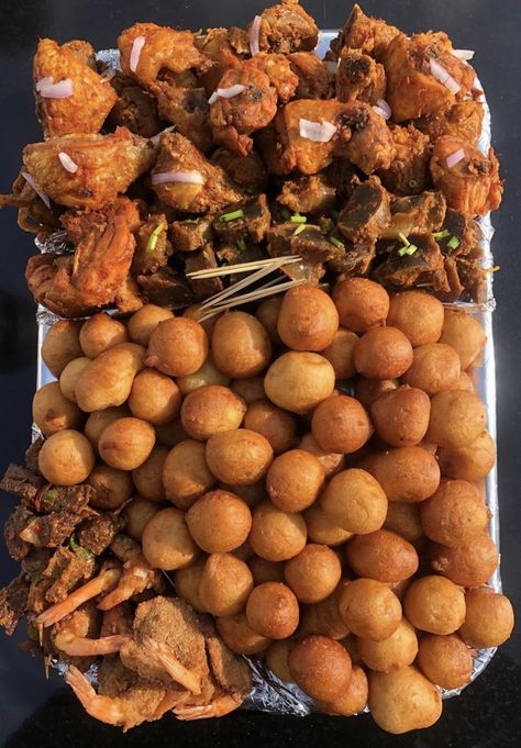 Food Trays In Nigeria, Small Chops Platter, Nigerian Party Food, Botswana Food, Cameroonian Dishes, Congo Food, Food Tray Ideas, African Snacks, Small Chops