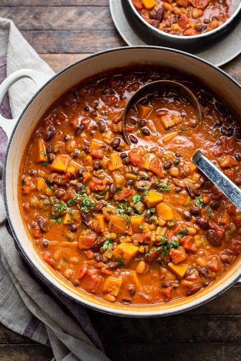 Kabocha Squash Chili is a comforting, vegetarian chili perfect for a cozy meal! If you like pumpkin chili or chili with butternut squash, you'll love this kabocha squash recipe! This recipe comes from the cookbook Meat to the Side, by Liren Baker. Chili With Butternut Squash, Kabocha Squash Recipe, Squash Chili, Butternut Squash Chili, Savory Pumpkin Recipes, Pumpkin Chili, Squash Soup Recipe, Kabocha Squash, Squash Recipe