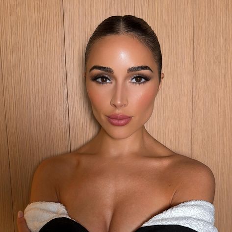 Olivia Culpo Hair Color, Olivia Culpo Makeup, Andreea Ali, Olivia Culpo Hair, Eiza Gonzalez, Her Makeup, Olivia Culpo, Bridesmaid Makeup, Painting Gallery