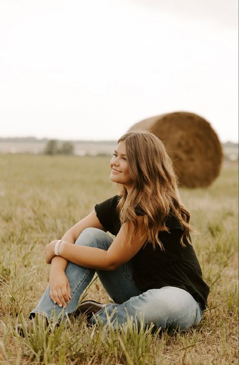 Senior Pictures On Hay Bales, Senior Picture Ideas 2024, Pasture Photoshoot, Senior Photos Country, Senior Picture Ideas Western, Western Senior Pictures Outfit, Western Poses, Western Senior Picture Ideas, Pretty Senior Pictures