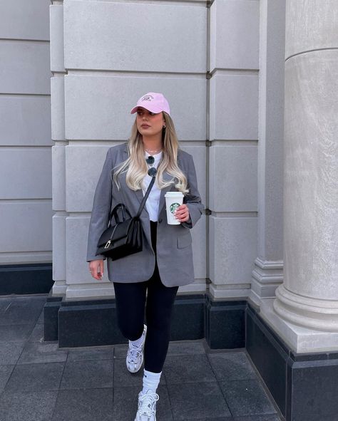 Baseball Hat Blazer Outfit, Blazer And Hat Outfits For Women, Blazer And Cap Outfit, Blazer And Baseball Hat Outfit, Baseball Outfit Women, Dad Hat Outfits Women, Baseball Hat Outfit, Suits And Sneakers, Cap Outfit