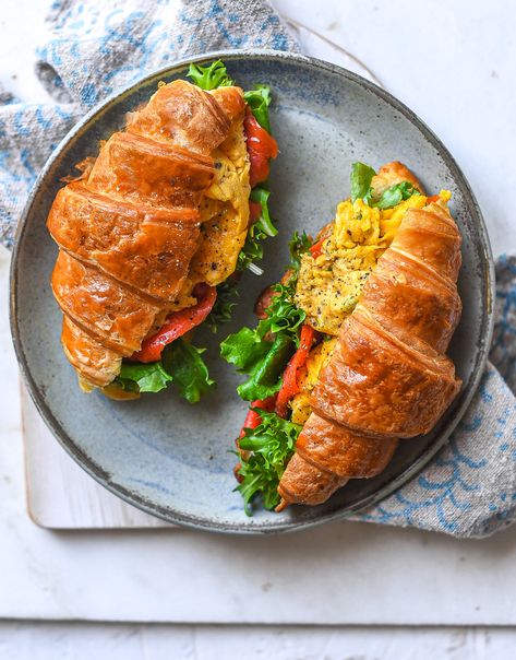 Crossant Breakfast Egg, Croissant Breakfast Platter, Scrambled Eggs Croissant, Scrambled Egg Croissant, Croissant Breakfast Recipes, Crusants Breakfast, Crossaint Breakfast Sandwiches, Healthy Croissant Sandwich, Croissant Egg Sandwich