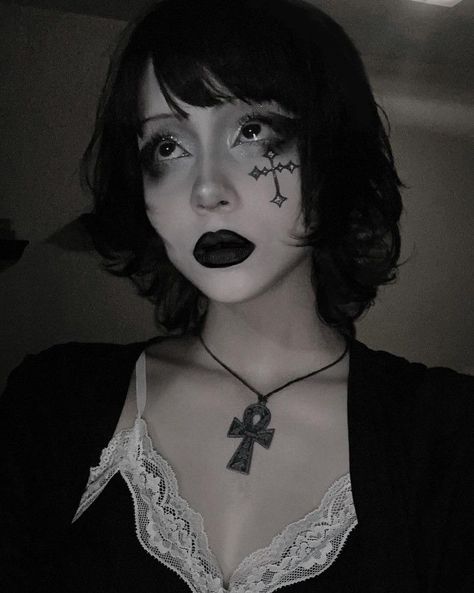 Unique Goth Makeup, Vampire Goth Makeup, Cool Makeup Ideas, Trad Goth Makeup, Dark Makeup Looks, Vampire Bride, Halloween Makeup Pretty, Alt Makeup, Aesthetic Goth