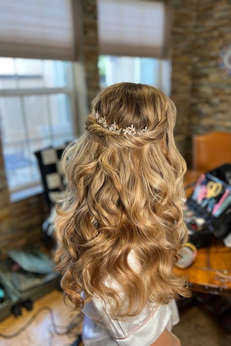 Perfect for the free-spirited bride, this boho wedding hairstyle combines flowing curls with a twisted half-up style, accented by a delicate floral accessory for a soft, romantic look. See more wedding hair and makeup, las vegas wedding hairstyles, boho wedding hairstyles and boho wedding hair curly. Book me as your wedding hairstylist in Las Vegas and beyond at tiangcohair.com Wedding Hair Curly, Wedding Hairstyles Boho, Boho Wedding Hairstyles, Boho Waves, Curly Wedding Hair, Boho Wedding Hair, Hollywood Waves, Bridal Hair Updo, Book Me