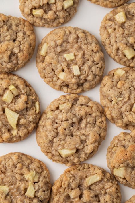 Soft and chewy apple oatmeal cookies with a hint of cinnamon. These cookies are ready in less than 20 minutes! Apple Cookies Healthy, Oatmeal Apple Cookies, Oatmeal Lace Cookies, Oatmeal Scotchies, Oatmeal Apple, Apple Oatmeal Cookies, Apple Cookie, Lace Cookies, Frozen Cookie Dough