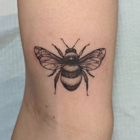 Bee Tattoo On Elbow, Bee Tattoo Back Of Arm, Bee Tattoo Realistic, Carpenter Bee Tattoo, Bee Tattoo Black And White, Realistic Bee Tattoo, Bee Tattoos For Women, Traditional Bee Tattoo, Art Flower Tattoo