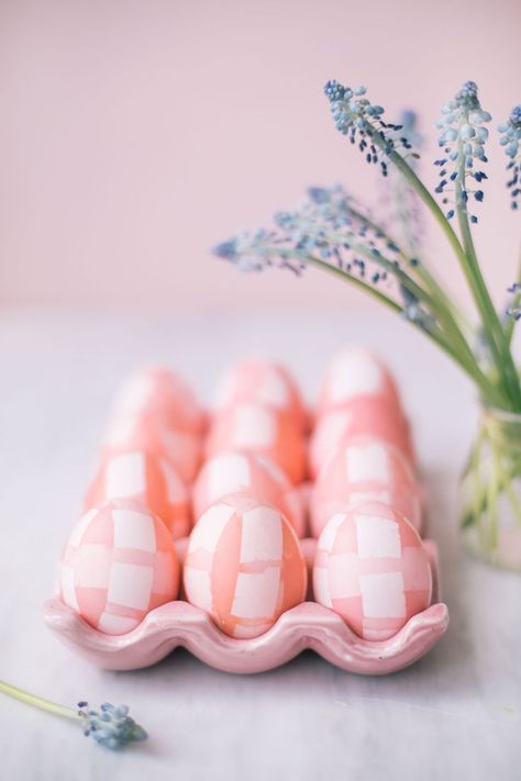 Gingham Dyed Easter Eggs | The Blondielocks | Life + Style Dyed Easter Eggs, Pastel Gingham, Advent Calendars For Kids, Egg Dye, Easter Egg Dye, Diy Ostern, Easy Easter Crafts, Easter Inspiration, Egg Crafts