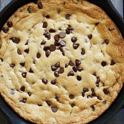 Chocolate Chip Skillet Cookie Cast Iron Cookie, Chocolate Chip Skillet Cookie, Skillet Cookie Recipe, Cookie Skillet, Snickers Chocolate, Gooey Chocolate Chip Cookies, Giant Chocolate Chip Cookie, Skillet Chocolate Chip Cookie, Peanut Butter Blossom Cookies