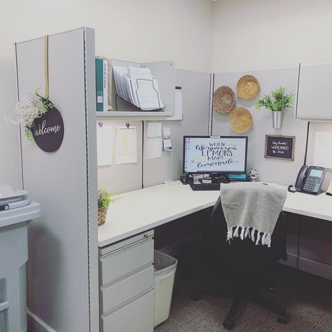 Office Cubicle Inspiration, Farmhouse Cubicle Decor, Office Desk Decor For Work Cubicle Women, Office Desktop Organization, Office Cubical Decor, Office Desk Decor For Work Cubicle, Boho Cubicle Decor, Cubicle Inspiration, Cubicle Decor Ideas