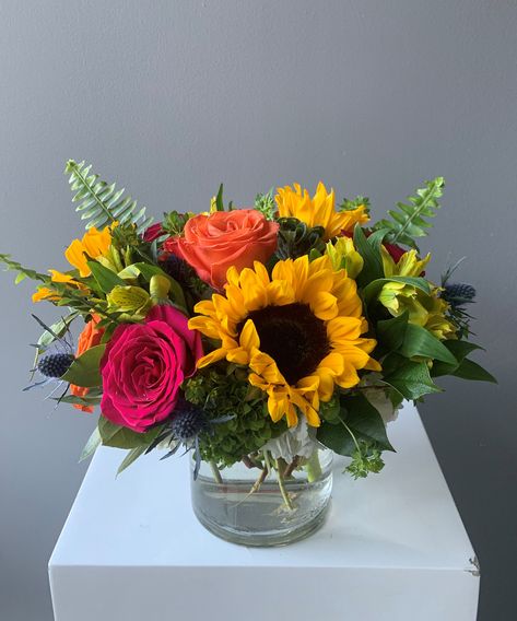 Sunflower Arrangements Vases, Tea Ministry, Family Healing, Sunflower Arrangement, Flowers In Vases, Flower Dictionary, Summer Flower Arrangements, Small Flower Arrangements, Sunflower Arrangements