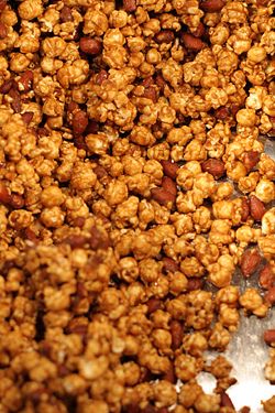 Garett's popcorn: the Chicago mix is just di-vine. I would travel to Chicago just for this! Garrett Popcorn Chicago, Garrets Popcorn, Carmel Popcorn, Garrett Popcorn, Popcorn Recipes Caramel, Caramel Recipe, David Lebovitz, Cracker Jack, Sweet Time