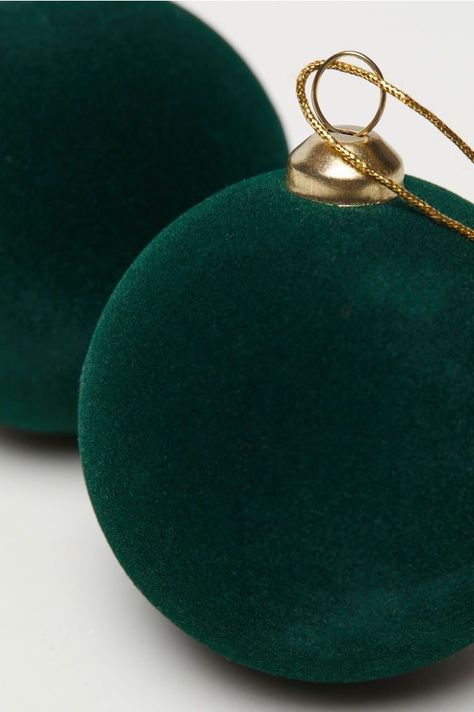 Green Velvet Christmas Tree, Green Velvet Christmas, Velvet Christmas Tree, Green Christmas Tree Decorations, Velvet Christmas, Gold Christmas Decorations, Web Images, Christmas Tree Baubles, Christmas Gift Sets