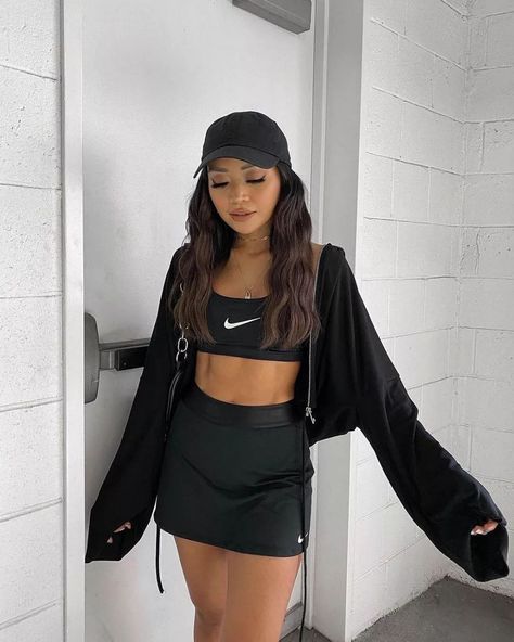 Black Tennis Skirt Outfit Street Style, Tennis Skirt Outfit Sports, Tennis Skirt Outfit Black, Tennis Skirt Outfit Street Style, Black Tennis Skirt Outfit, Streetwear High Fashion, Nike Tennis Skirt Outfit, Pr Gift, Sport Street Style