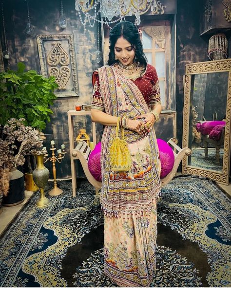 Traditional Gujarati Saree Look, Gujrati Style Saree Look Latest, Gujarati Style Saree, Gujarati Saree Look, Gujarati Bride, Dupatta Styling, Gujarati Saree, Simple Dress For Girl, Saree Pic