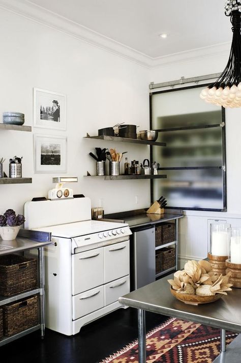 The Potrero Hill flat of Antonio Martins. Small Kitchen Inspiration, Cocina Shabby Chic, Kitchen Facelift, Vintage Stoves, Small Kitchens, Chic Kitchen, Industrial Kitchen, Shabby Chic Kitchen, Kitchen Cabinet Design