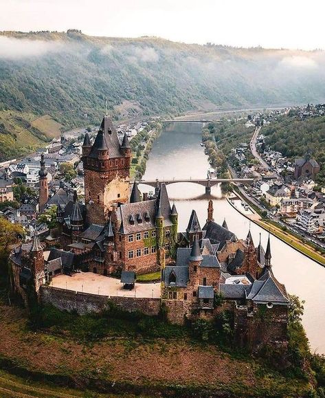 Castle Cochem on the Mozel, Germany Alaska Wilderness, Ooga Booga, Castle Germany, Germany Castles, Outdoor Paradise, Friends Travel, Castle Ruins, Beautiful Castles, Medieval History