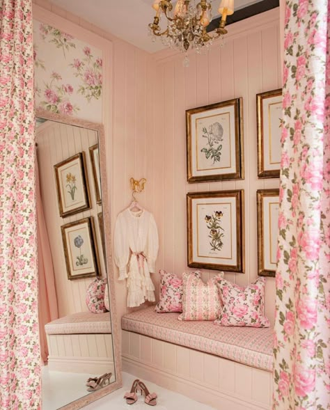 Green Interior Decor, Feminine Room, Loveshack Fancy, Antique Room, Dream Bedroom Inspiration, Shabby Chic Room, Boutique Decor, Dream Apartment Decor, Love Shack Fancy