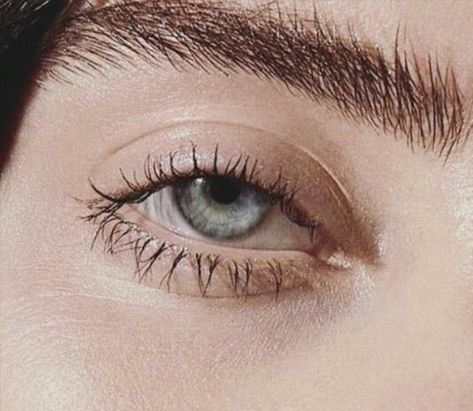 Billie Eilish Eyes, Eye Close Up, Romantic Couple Kissing, Billie Eillish, Drawing Inspo, Kissing Couples, Her Eyes, Smokey Eye, Billie Eilish