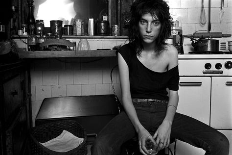 Norman Seeff - The Look of Sound | Klat Patti Smith Style, Photoshoot Chair, T Shirt Photoshoot, Shirt Photoshoot, Beat Generation, Robert Mapplethorpe, Gabba Gabba, Musica Rock, Patti Smith