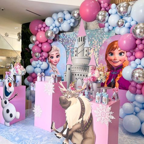 Amazingpartymiami on Instagram: “Frozen! #frozen” Frozen 2 Birthday Party Ideas Decorations, Elsa Birthday Party Decorations, Frozen Decoration Ideas, Frozen Theme Balloon Decoration, Frozen Backdrop Ideas Decoration, Frozen Party Decorations Backdrops, Elsa And Anna Birthday Party, Disney Frozen Balloon Garland, Elsa Backdrop Frozen Theme