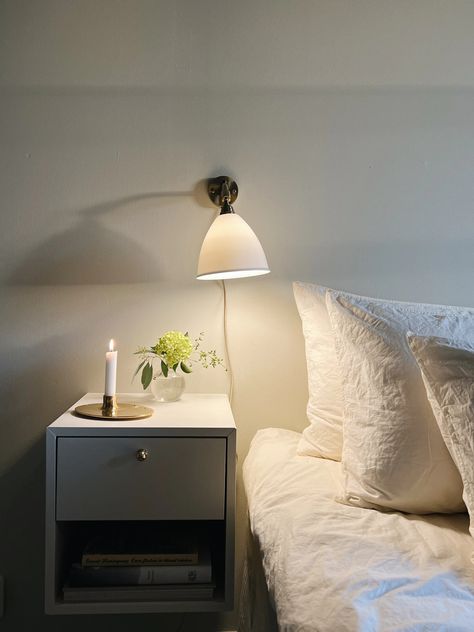 Ikea hackat sängbord | Johanna Bradford Eket Ikea Hacks Bedroom, Ikea Eket Bedroom, Eket Ikea Hacks, Eket Ikea, Ikea Hack Bedroom, Ikea Eket, Ikea Inspiration, Ikea Lamp, Peaceful Bedroom