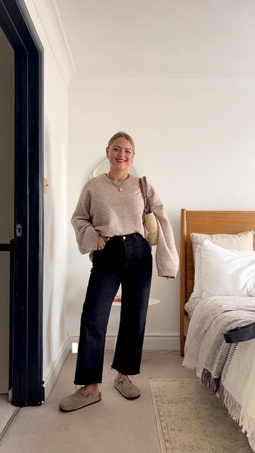 Comfortable Autumn Outfit, Chic Birkenstock Outfit, Boston Birks Fall Outfits, Boston Clogs Work Outfit, Beige Fall Outfits For Women, Birkenstock Outfits Women, New Mum Style, Styling Berkinstock Clogs, White Linen Pants Fall Outfit